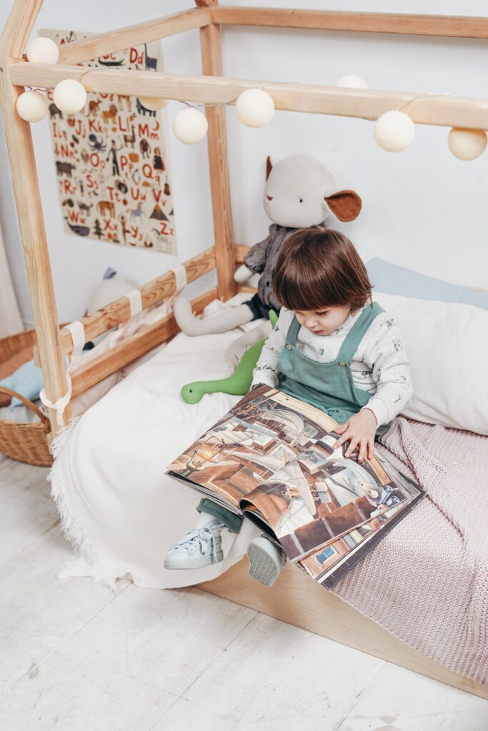Oyun Terapisi İçin 13 Etkili Teknik 1 pexels cottonbro 3661372 Oyun terapisi, terapistin oyun aracılığıyla danışanların kendi problemlerini çözmelerine yardımcı olmak için sistematik olarak oyunun iyileştirici güçlerini (ilişki geliştirme, rol yapma, dürtü anlamlandırma, iletişim ve bağlanma gibi) kullandığı kişilerarası interaktif bir süreç olarak tanımlanabilir. Oyun terapisi teknikleri ise oyunun ve oyuncakların terapötik bir amaçla nasıl kullanılacağına dair geliştirilmiş bir teori dizinidir.