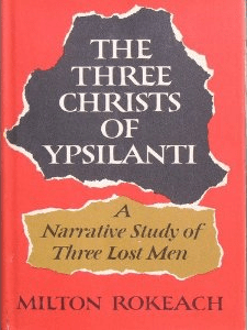 The Three Christs of Ypsilanti 1964 Cover 3 Günümüzde de pek tanınmışlığı olmayan bir psikolog olan Milton Rokeach; yaptığı sıra dışı çalışmayı “The Three Christ of Ypsalanti” ismiyle 1964'te kitap olarak yayımlar. Kitabın ilk basımından 53 yıl sonra, 2017’de “Üç Mesih (3 Christs)” ismi ile film izleyicilerin beğenisine sunulur. İsa olduklarına inanan üç yatılı hastayı yan yana getirerek, sanrılarından birbirlerinin yardımı ile kurtarmayı amaçlayan bu çalışmanın konusu, popüler psikoloji meraklılarının ilgisini uyandıracak türden.Filmden önce veya sonra bu ilginç öykünün arka planını merak edenler için hazırladığım yazı işte karşınızda!