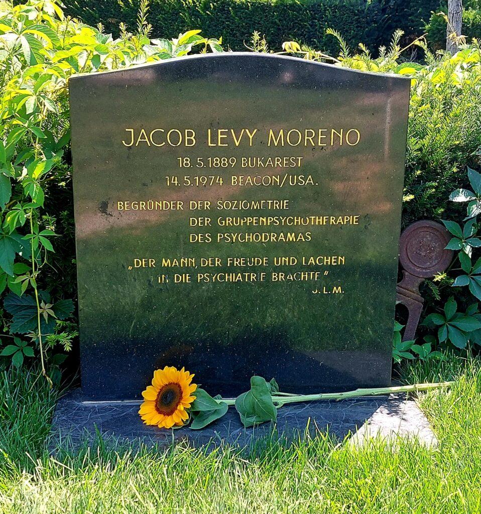 JL Moreno grave july 2021 1889 yılının Mayıs ayında Karadeniz’in hırçın sularında bir can dünyaya gelmiş. Ona Jacob Moreno Levy ismi verilmiş. Annesi doğum yaptığında henüz 15 yaşındaymış. Moreno 12 aylıkken çok zayıflamış, hastalık belirtileri göstermiş. Anne yardım için bir çingene kadına başvurmuş. Çingene, Moreno'nun sırtına güneş ile ısınmış kum koyulursa iyileşeceğini söylemiş. Ayrıca Moreno’nun büyüdüğünde müthiş bir insan olacağını ve dünyanın dört bir tarafından insanların onu görmeye geleceğini buyurmuş. Anne Paulina bu öngörüyü kalbinin  derinliklerine işlemiş ve Moreno’yu büyük bir insan olacağı inancı ile yetiştirmiş. Neredeyse bir mesih olacağı inancı. Belki de bu yüzden Moreno, bir kurtarıcıya yaraşır bir doğum hikayesi yazmış kendisine.