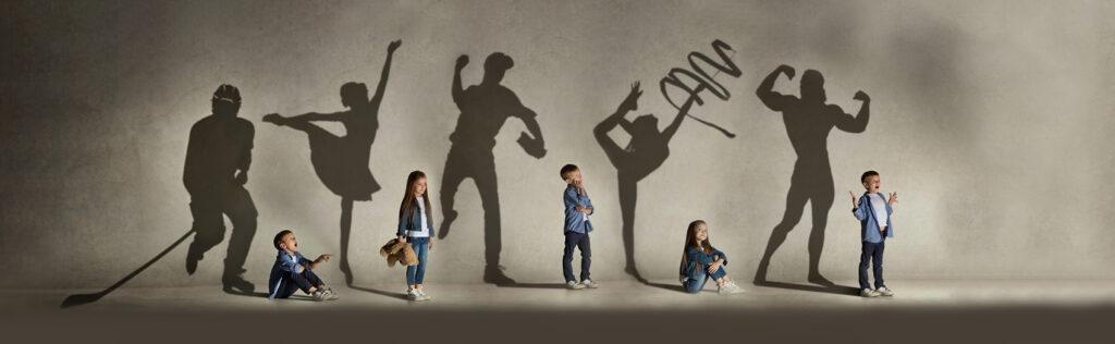 hero image drama 1889 yılının Mayıs ayında Karadeniz’in hırçın sularında bir can dünyaya gelmiş. Ona Jacob Moreno Levy ismi verilmiş. Annesi doğum yaptığında henüz 15 yaşındaymış. Moreno 12 aylıkken çok zayıflamış, hastalık belirtileri göstermiş. Anne yardım için bir çingene kadına başvurmuş. Çingene, Moreno'nun sırtına güneş ile ısınmış kum koyulursa iyileşeceğini söylemiş. Ayrıca Moreno’nun büyüdüğünde müthiş bir insan olacağını ve dünyanın dört bir tarafından insanların onu görmeye geleceğini buyurmuş. Anne Paulina bu öngörüyü kalbinin  derinliklerine işlemiş ve Moreno’yu büyük bir insan olacağı inancı ile yetiştirmiş. Neredeyse bir mesih olacağı inancı. Belki de bu yüzden Moreno, bir kurtarıcıya yaraşır bir doğum hikayesi yazmış kendisine.