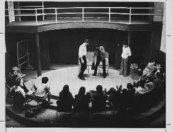 image processing20211003 2813846 eazpc4 1 1889 yılının Mayıs ayında Karadeniz’in hırçın sularında bir can dünyaya gelmiş. Ona Jacob Moreno Levy ismi verilmiş. Annesi doğum yaptığında henüz 15 yaşındaymış. Moreno 12 aylıkken çok zayıflamış, hastalık belirtileri göstermiş. Anne yardım için bir çingene kadına başvurmuş. Çingene, Moreno'nun sırtına güneş ile ısınmış kum koyulursa iyileşeceğini söylemiş. Ayrıca Moreno’nun büyüdüğünde müthiş bir insan olacağını ve dünyanın dört bir tarafından insanların onu görmeye geleceğini buyurmuş. Anne Paulina bu öngörüyü kalbinin  derinliklerine işlemiş ve Moreno’yu büyük bir insan olacağı inancı ile yetiştirmiş. Neredeyse bir mesih olacağı inancı. Belki de bu yüzden Moreno, bir kurtarıcıya yaraşır bir doğum hikayesi yazmış kendisine.