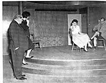 images 1 1889 yılının Mayıs ayında Karadeniz’in hırçın sularında bir can dünyaya gelmiş. Ona Jacob Moreno Levy ismi verilmiş. Annesi doğum yaptığında henüz 15 yaşındaymış. Moreno 12 aylıkken çok zayıflamış, hastalık belirtileri göstermiş. Anne yardım için bir çingene kadına başvurmuş. Çingene, Moreno'nun sırtına güneş ile ısınmış kum koyulursa iyileşeceğini söylemiş. Ayrıca Moreno’nun büyüdüğünde müthiş bir insan olacağını ve dünyanın dört bir tarafından insanların onu görmeye geleceğini buyurmuş. Anne Paulina bu öngörüyü kalbinin  derinliklerine işlemiş ve Moreno’yu büyük bir insan olacağı inancı ile yetiştirmiş. Neredeyse bir mesih olacağı inancı. Belki de bu yüzden Moreno, bir kurtarıcıya yaraşır bir doğum hikayesi yazmış kendisine.