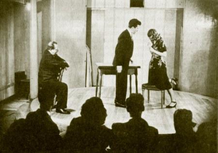 psicodramma 2 1889 yılının Mayıs ayında Karadeniz’in hırçın sularında bir can dünyaya gelmiş. Ona Jacob Moreno Levy ismi verilmiş. Annesi doğum yaptığında henüz 15 yaşındaymış. Moreno 12 aylıkken çok zayıflamış, hastalık belirtileri göstermiş. Anne yardım için bir çingene kadına başvurmuş. Çingene, Moreno'nun sırtına güneş ile ısınmış kum koyulursa iyileşeceğini söylemiş. Ayrıca Moreno’nun büyüdüğünde müthiş bir insan olacağını ve dünyanın dört bir tarafından insanların onu görmeye geleceğini buyurmuş. Anne Paulina bu öngörüyü kalbinin  derinliklerine işlemiş ve Moreno’yu büyük bir insan olacağı inancı ile yetiştirmiş. Neredeyse bir mesih olacağı inancı. Belki de bu yüzden Moreno, bir kurtarıcıya yaraşır bir doğum hikayesi yazmış kendisine.