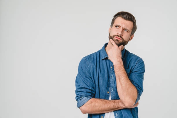 istockphoto 1388645967 612x612 1 &nbsp;&nbsp;&nbsp;&nbsp; &nbsp;&nbsp;&nbsp; Kaygı evrimsel olarak bizi hayatta tutan temel duygularımızdan biri. Bu durumun hayatlarınızda çok önemli bir eşiği temsil eden YKS sınavında da ortaya çıkması oldukça normal ki, buna sınav kaygısı diyoruz. Zihin, olumsuz ihtimalleri sıralamaya başlar, "Ya iyi sonuç alamazsam, ya başarısız olursam, ya bildiklerimi unutursam." gibi ve bedeninizde bu problemi çözmek adına stres hormonlar harekete geçer ve gerginlik duymaya başlarsınız. Kendiniz güvende hissetmediğinizde ortaya çıkan sinir sisteminin doğal bir tepkisidir ve bir çözüm üretip hayatta kalmanız için odağınızı sınavdan koparabilir.